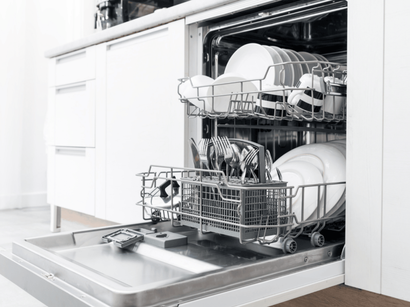 Sp&uuml;lmaschine mit sauberem Geschirr