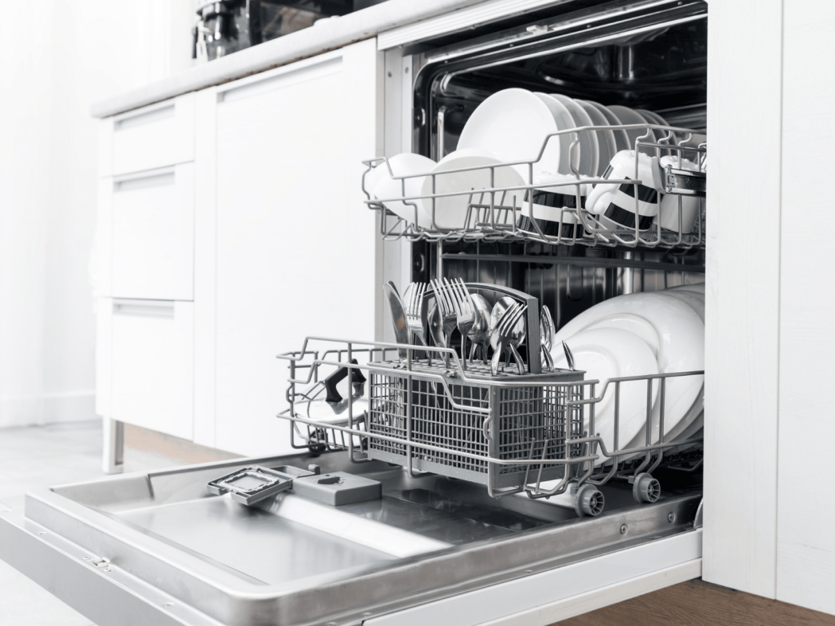 Sp&uuml;lmaschine mit sauberem Geschirr