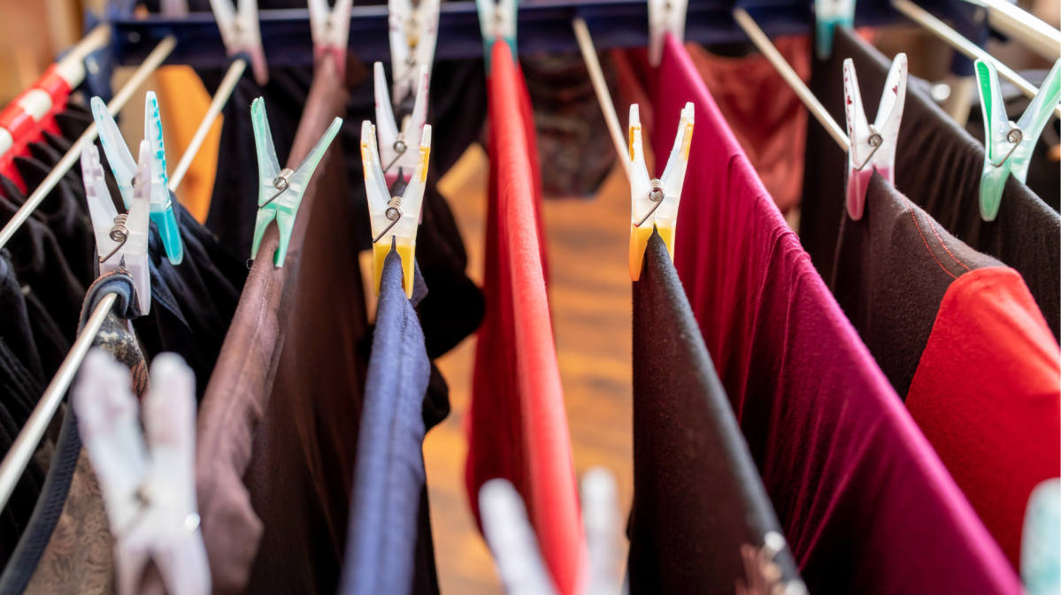 Wäsche mit Wäscheklammern auf einem Wäscheständer