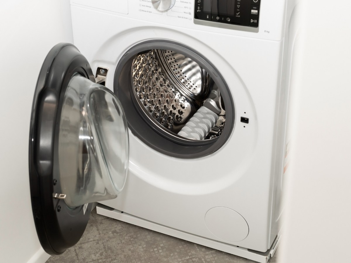 Waschmaschinent&uuml;r steht offen