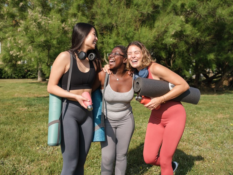Yoga-Wear verkörpert einen lässigen Style, der nicht nur im Yoga-Studio funktioniert.