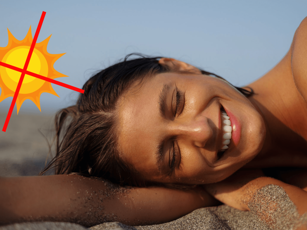 Frau mit brauner Haut, die am Strand liegt und daneben eine durchgestrichene Sonne