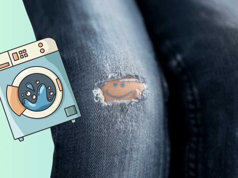 Jeans mit einem Loch am Knie und daneben eine Waschmaschine