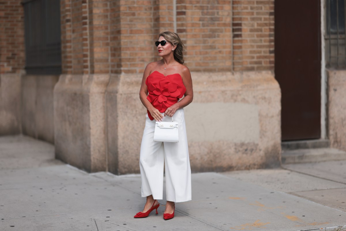 Olga Ferrara trägt eine weiße Culotte und ein rotes Oberteil.