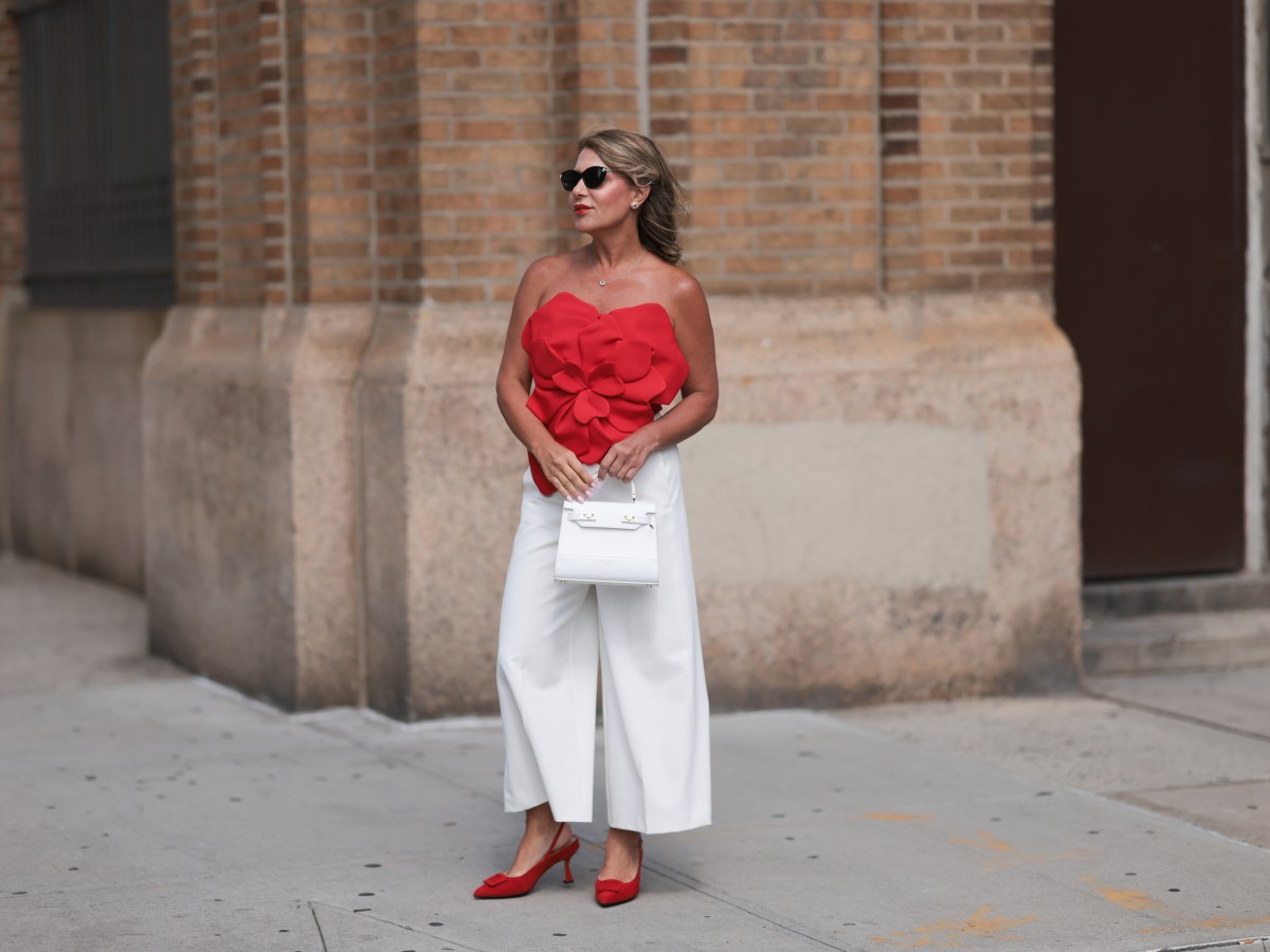Olga Ferrara trägt eine weiße Culotte und ein rotes Oberteil.