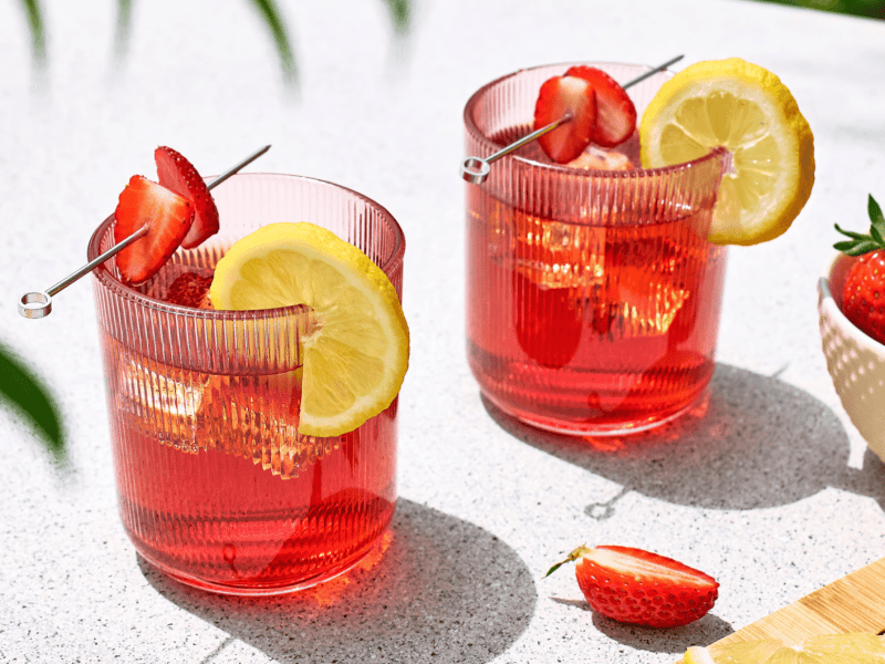 Cocktails mit Erdbeeren und Zitronen.