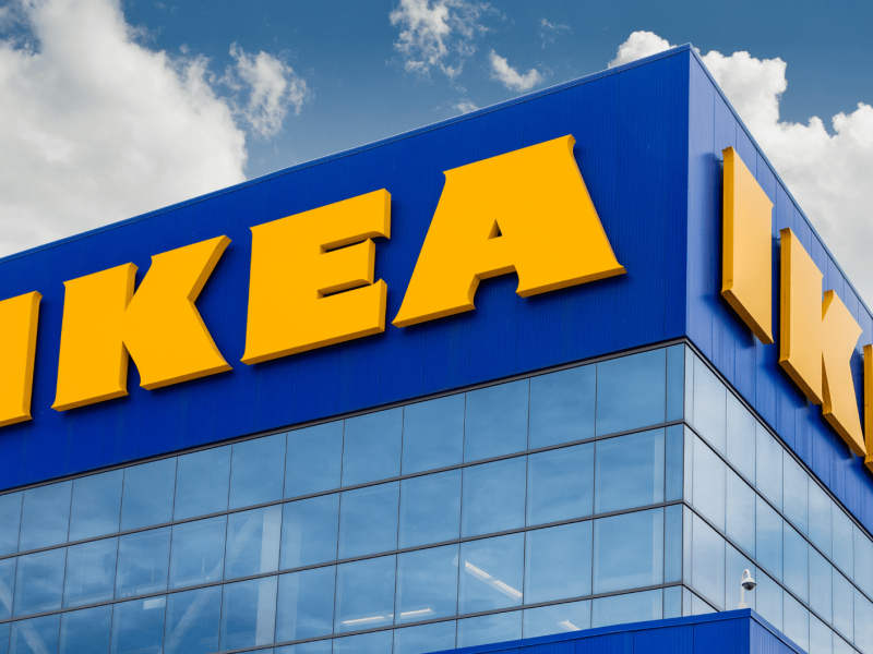 Ikea Geschäft von außen, das große Logo ist zu sehen.