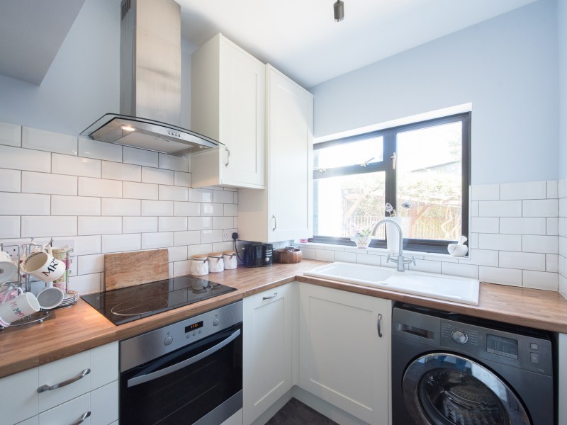 Kleine weiße Küche