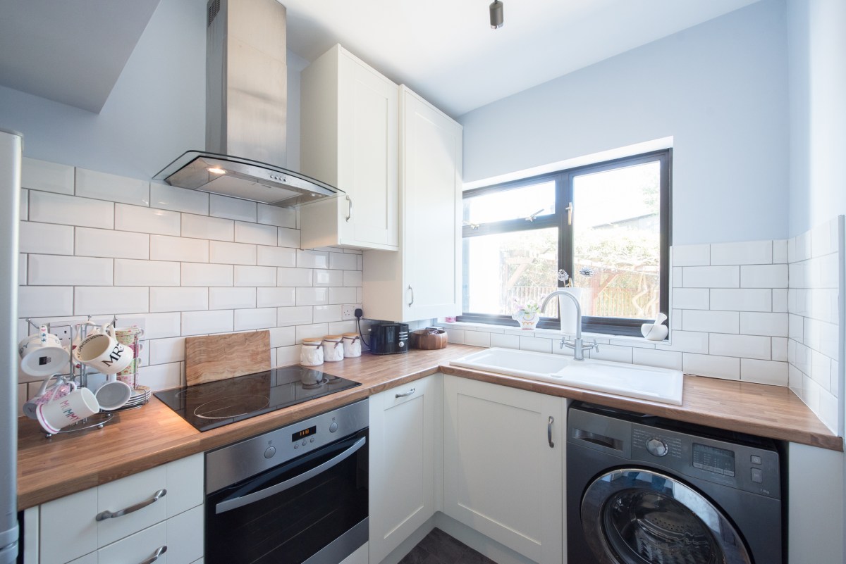 Kleine weiße Küche