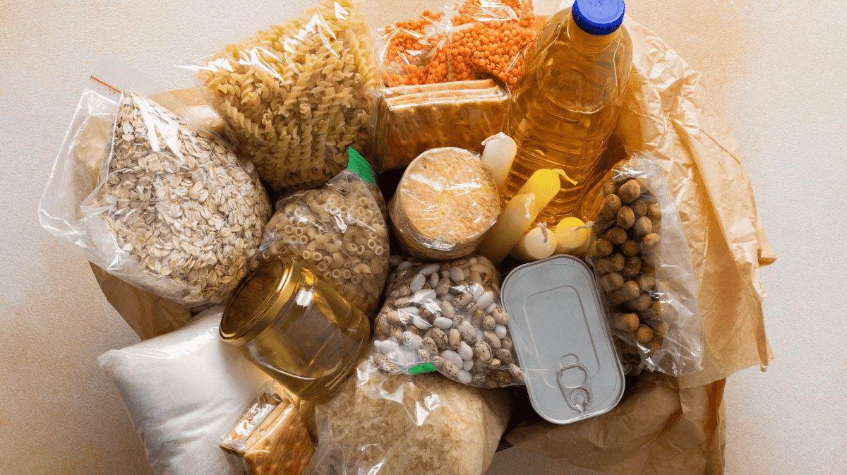 Notfallvorrat von Lebensmittel von oben fotografiert.