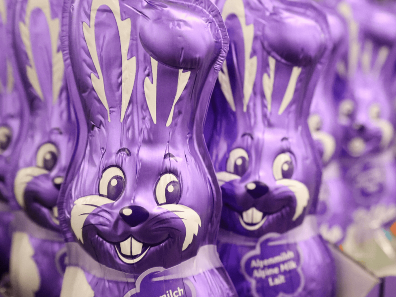 Milka Schoko-Osterhasen im Supermarkt.