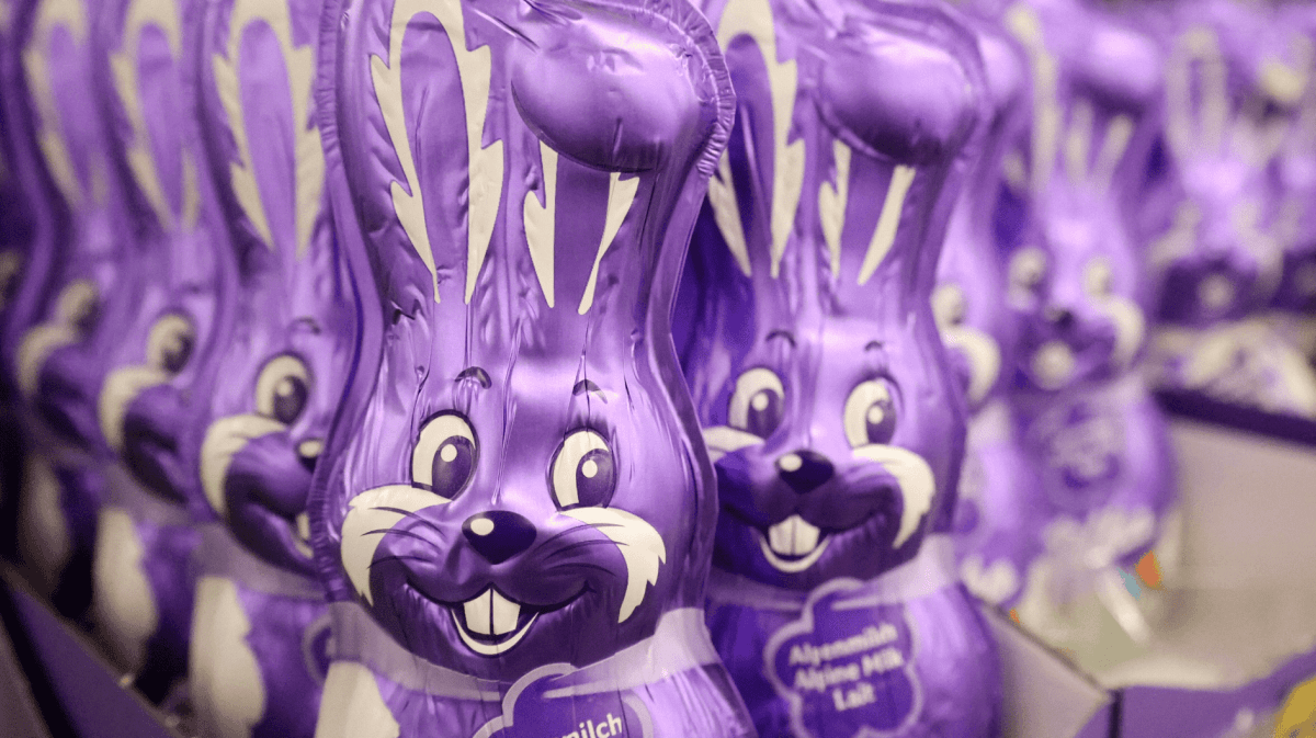 Milka Schoko-Osterhasen im Supermarkt.
