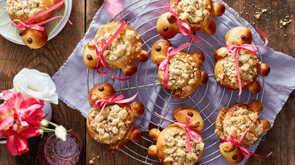 Niedliche Oster-Lämmer aus Hefeteig und Streusel.