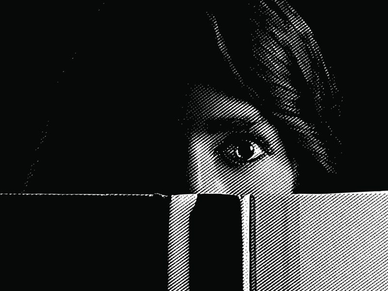 Schwarzweißaufnahme einer Frau, die spannendes Buch liest