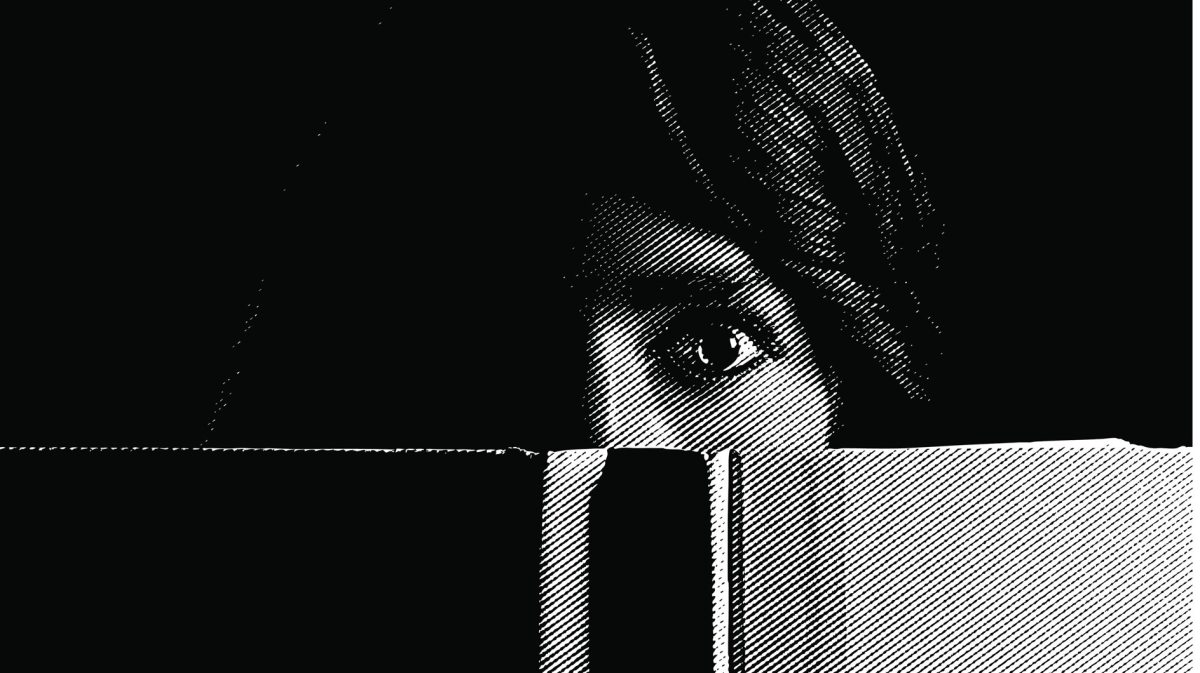 Schwarzweißaufnahme einer Frau, die spannendes Buch liest