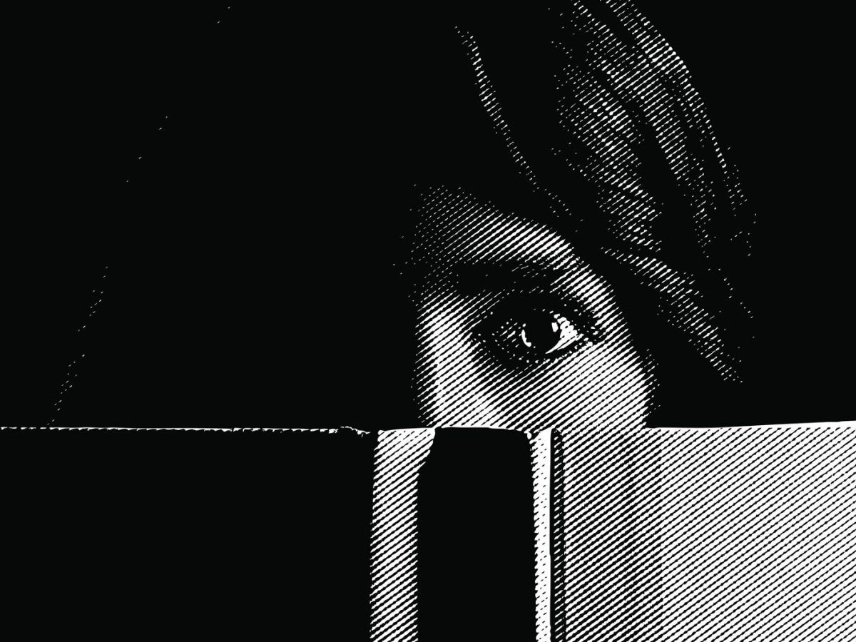 Schwarzweißaufnahme einer Frau, die spannendes Buch liest