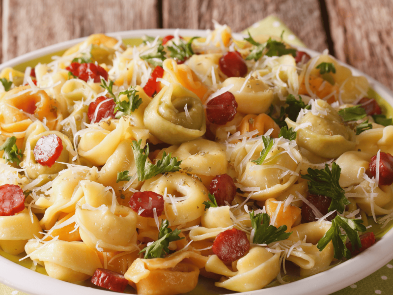 Tortellini Nudelsalat mit Salami und Käse.