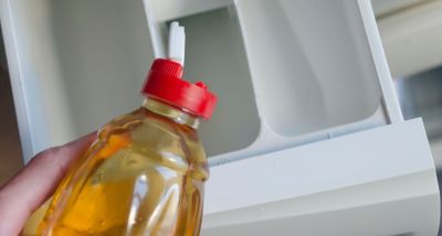 Essig ist Allround-Hausmittel Essig als Weichspüler-Ersatz in Waschmaschine