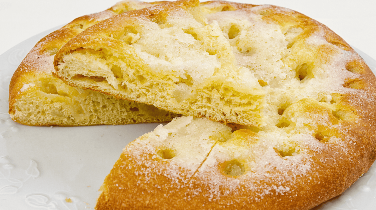 Französischer Zuckerkuchen auf einem weißen Teller.