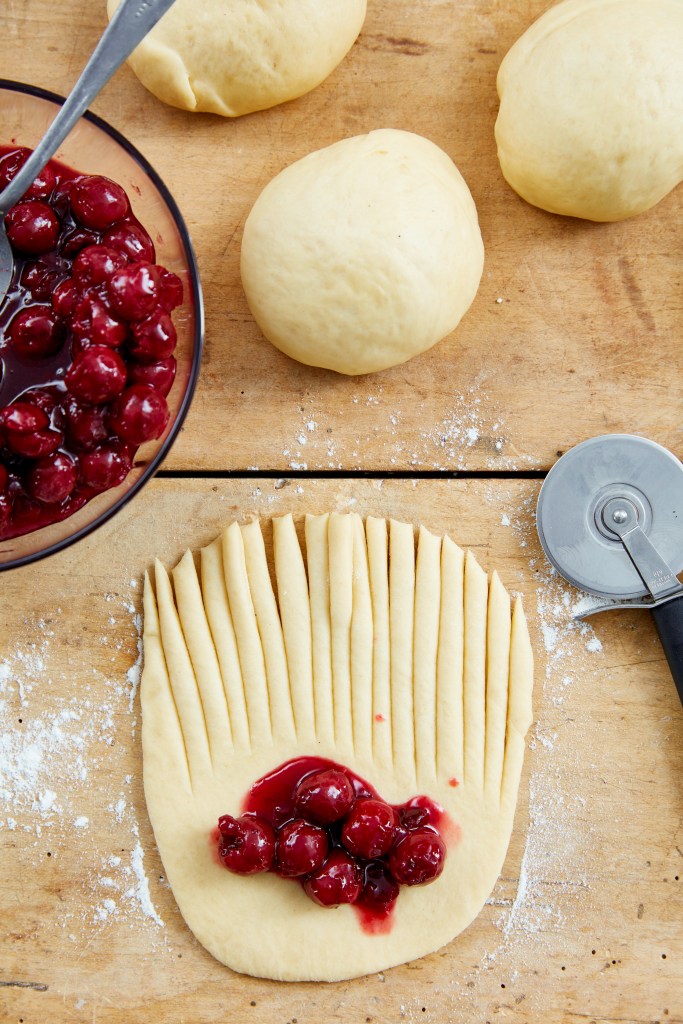 Zubereitung eines Wollknäuel Kirschkuchens.