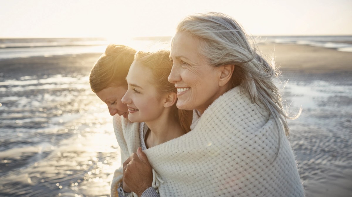 Verschiedene Generation von Frauen am Meer mit Großmutter, Mutter und Tochter.