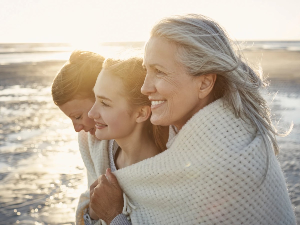 Verschiedene Generation von Frauen am Meer mit Großmutter, Mutter und Tochter.