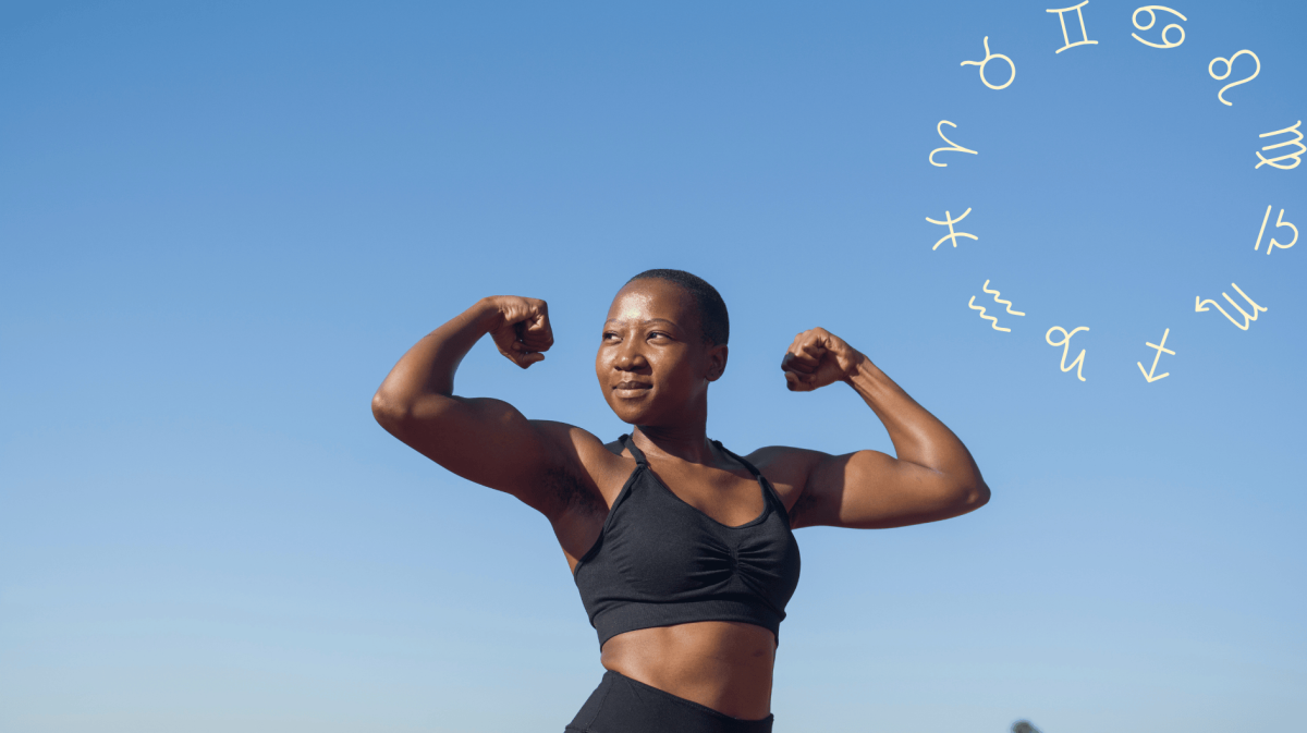Frau vor blauem Himmel flext ihre Armmuskeln