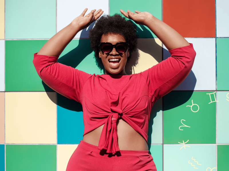 Frau vor einer bunt gekachelten Wand