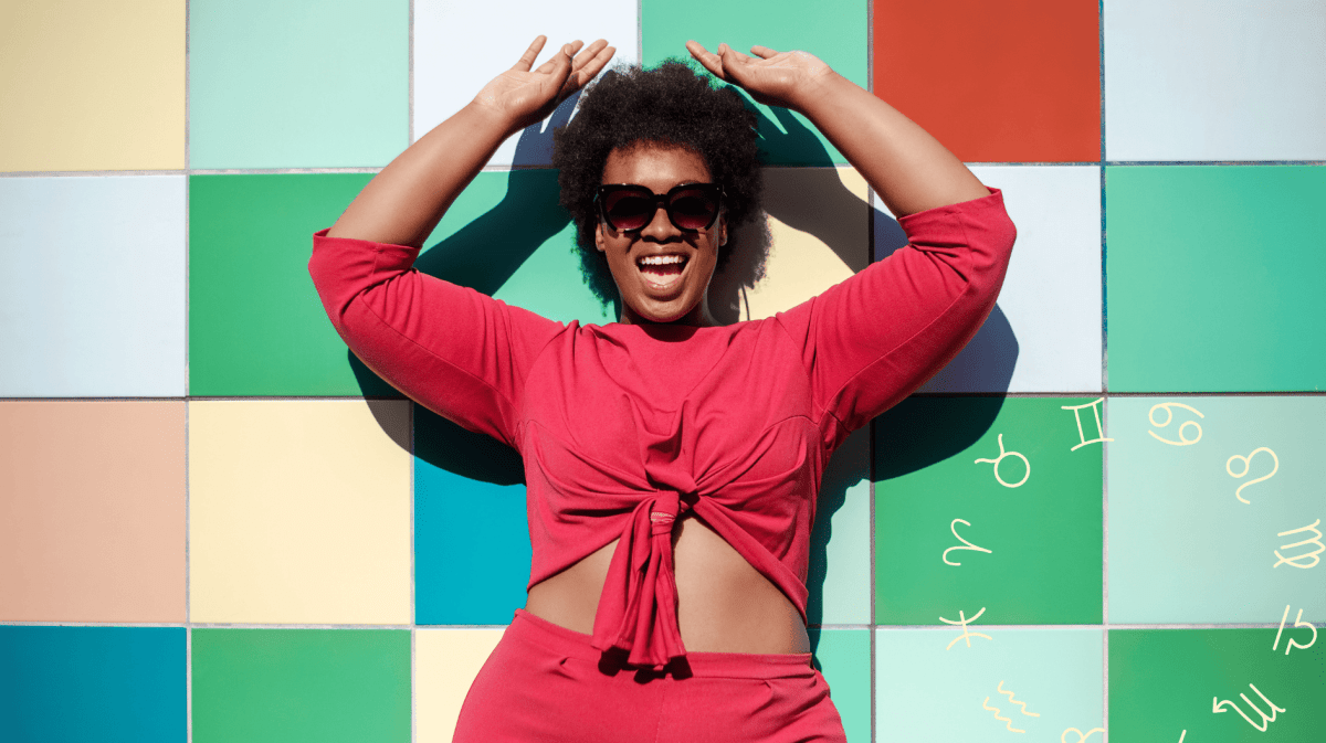 Frau vor einer bunt gekachelten Wand