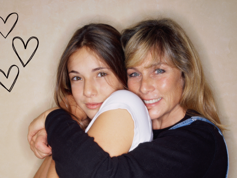 Mutter umarmt ihre Tochter