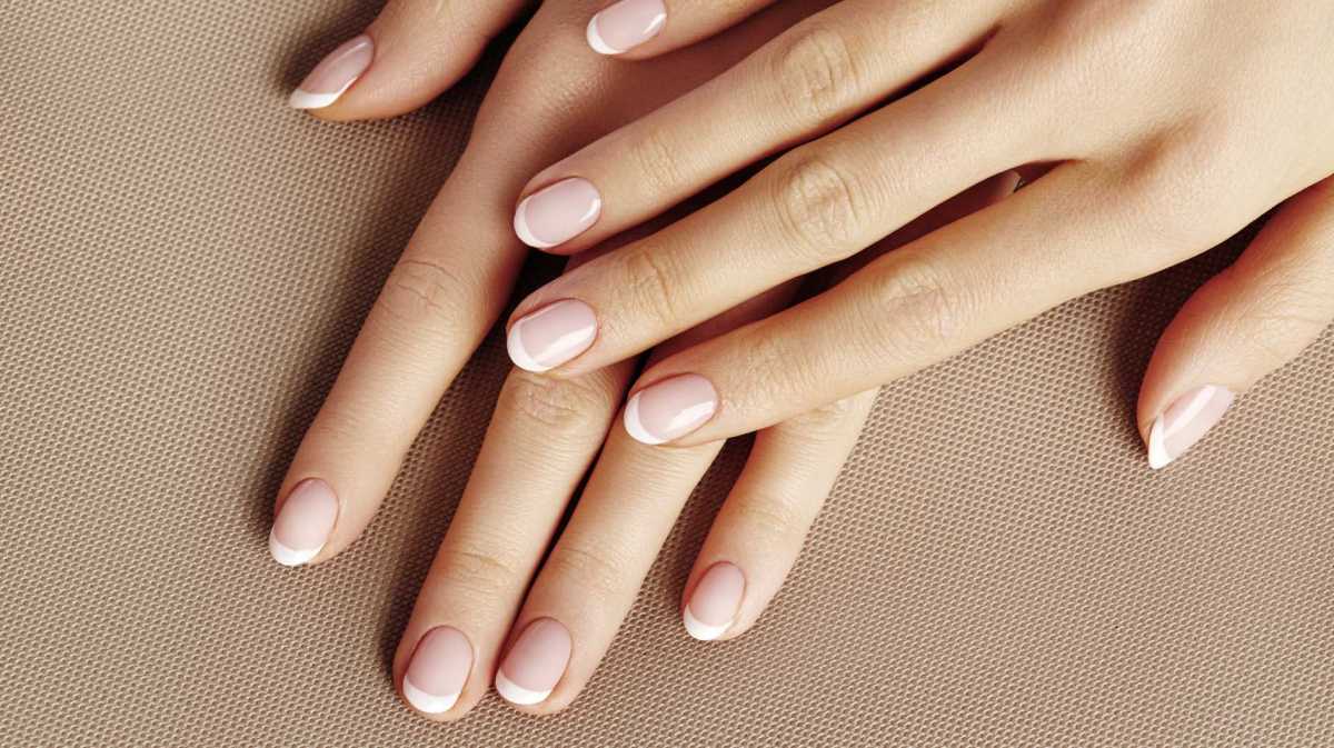 Runde Nägel vor einem braunen Hintergrund