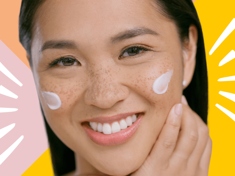 Frau mit Sonnencreme im Gesicht