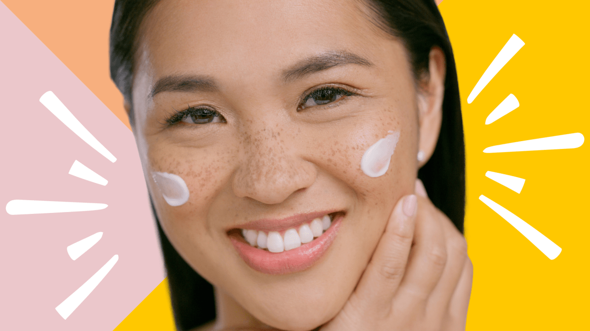 Frau mit Sonnencreme im Gesicht