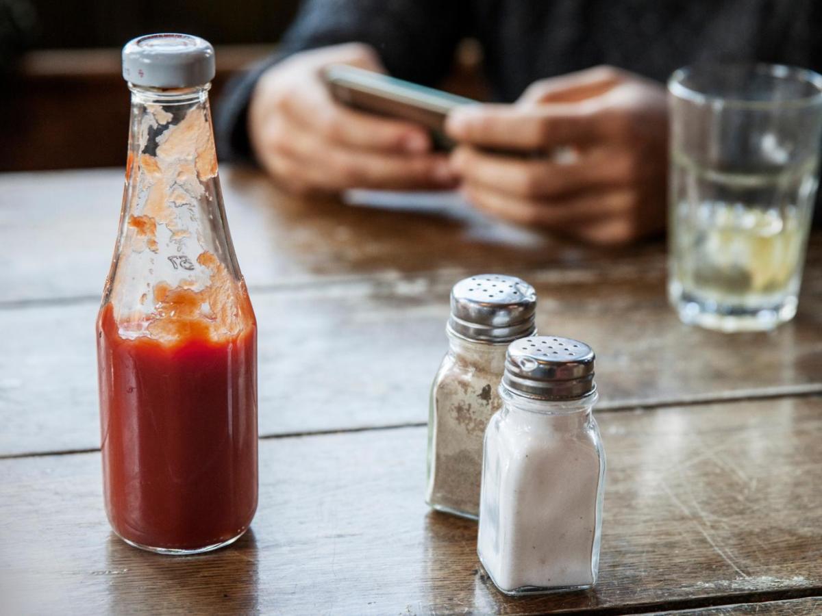 Ketchup Flasche steht auf einem Tisch im Restaurant.