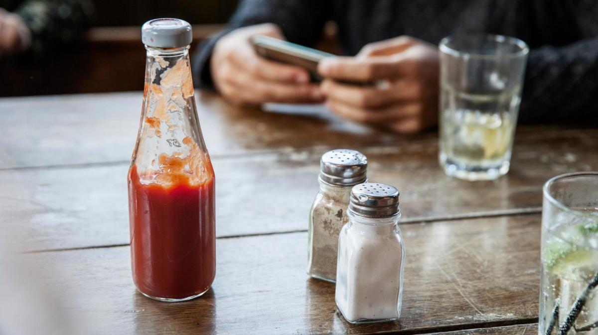 Ketchup Flasche steht auf einem Tisch im Restaurant.