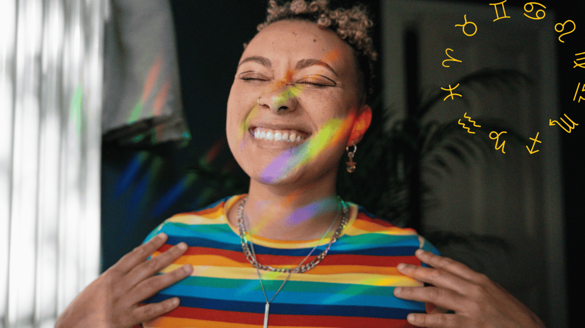 Frau mit buntgestreiftem T-Shirt wird von bunten Lichtern angeleuchtet und lächelt mit geschlossenen Augen