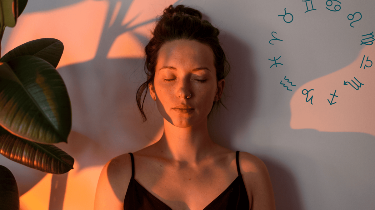 Frau mit geschlossenen Augen an Wand gelehnt wird von Sonnenuntergangslicht angeleuchtet