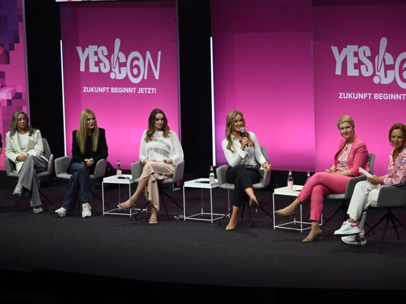 Speaker*innen auf der YES!CON 6.0 sitzen auf der Bühne