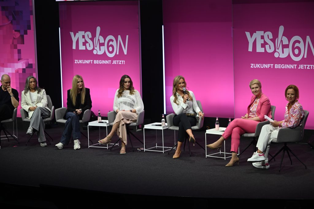 Speaker*innen auf der YES!CON 6.0 sitzen auf der Bühne