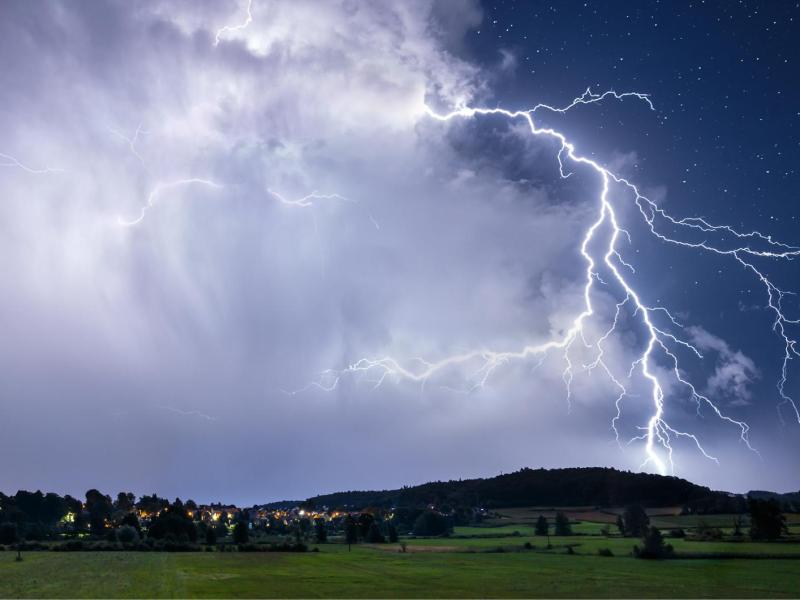 Bild von einem Blitz über einem Feld.