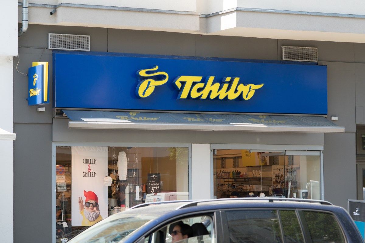 Tchibo Logo an einem Shop- Eingang in der Stadt.