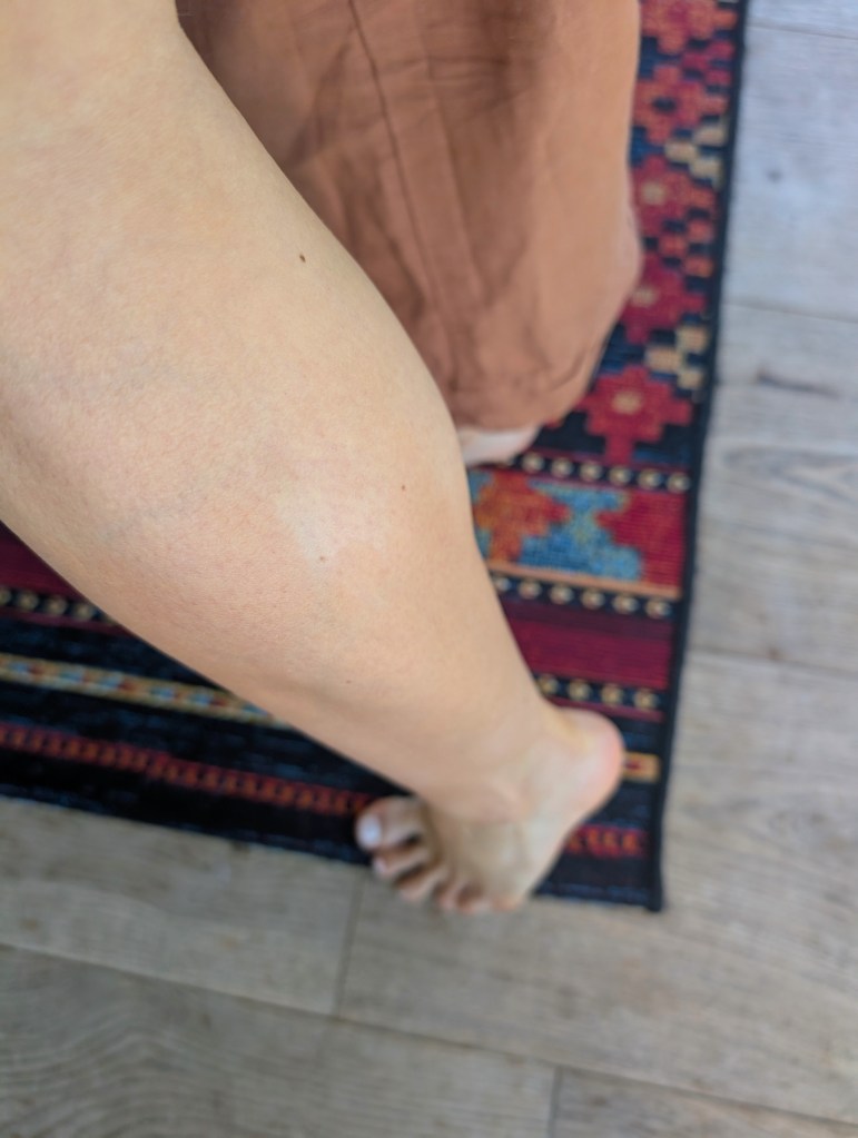 Bein mit fleckigem Selbstbräuner