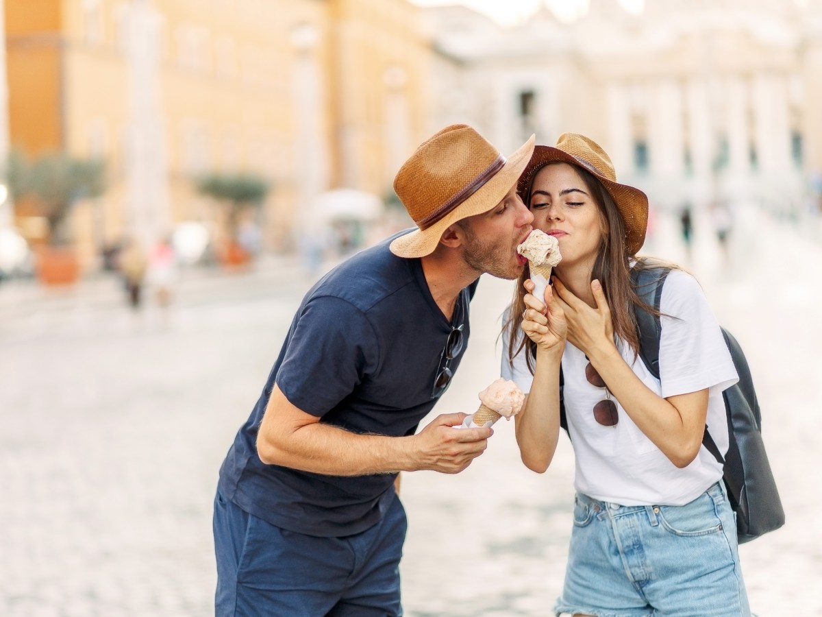 Mann und Frau essen Eiscreme.