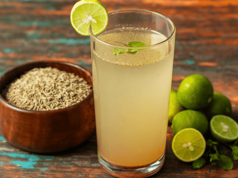 Jeera Wasser auf einem Holztisch.