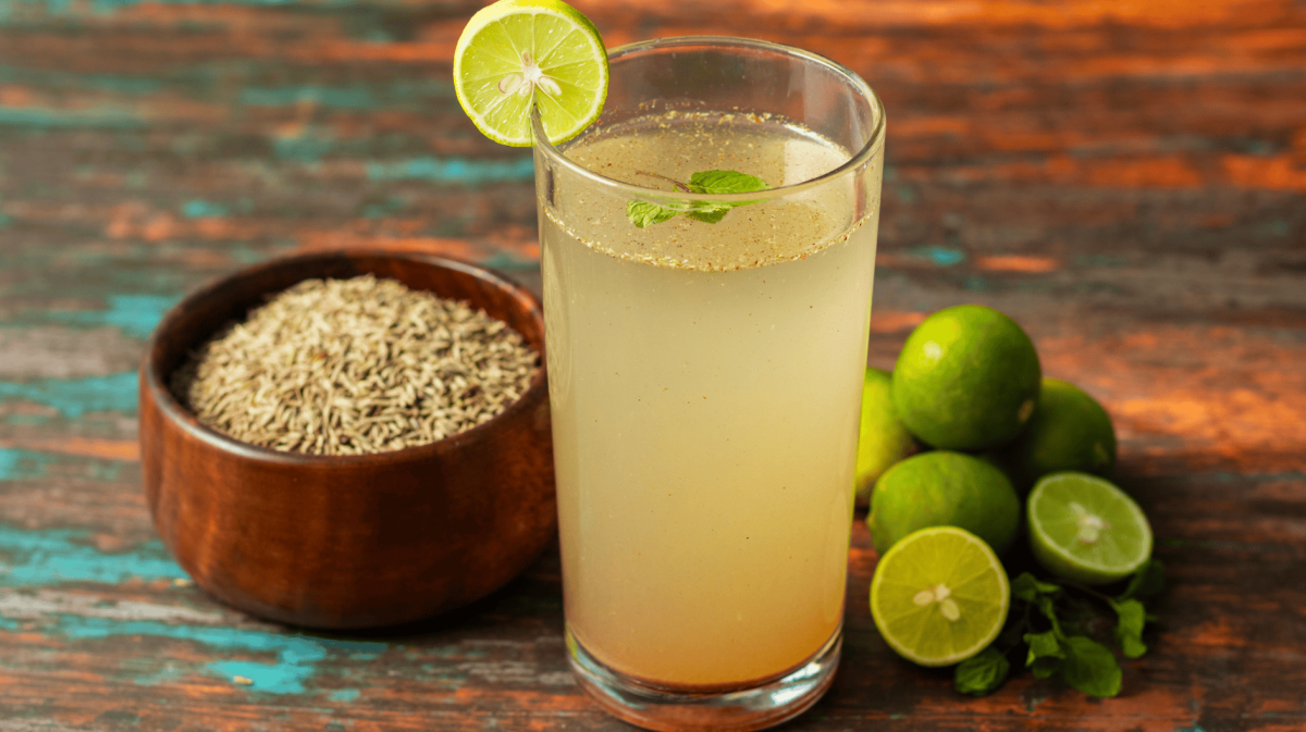 Jeera Wasser auf einem Holztisch.