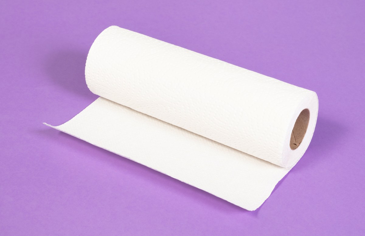 Küchenrolle auf lila Hintergrund