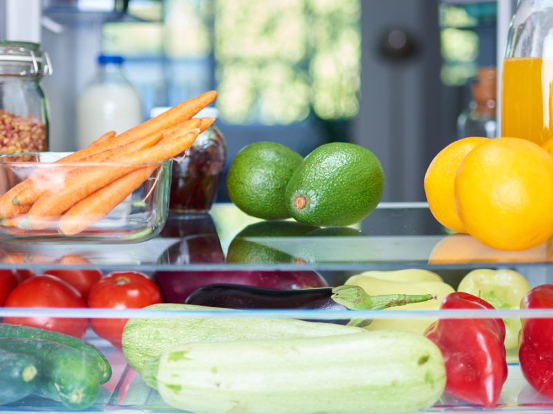 Kühlschrank mit Lebensmitteln, die nicht hineingehören