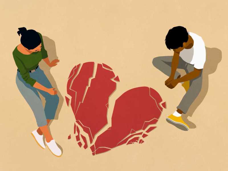 Paar mit Blick aus der Vogelperspektive blickt auf gebrochenes Herz auf beigem Hintergrund.