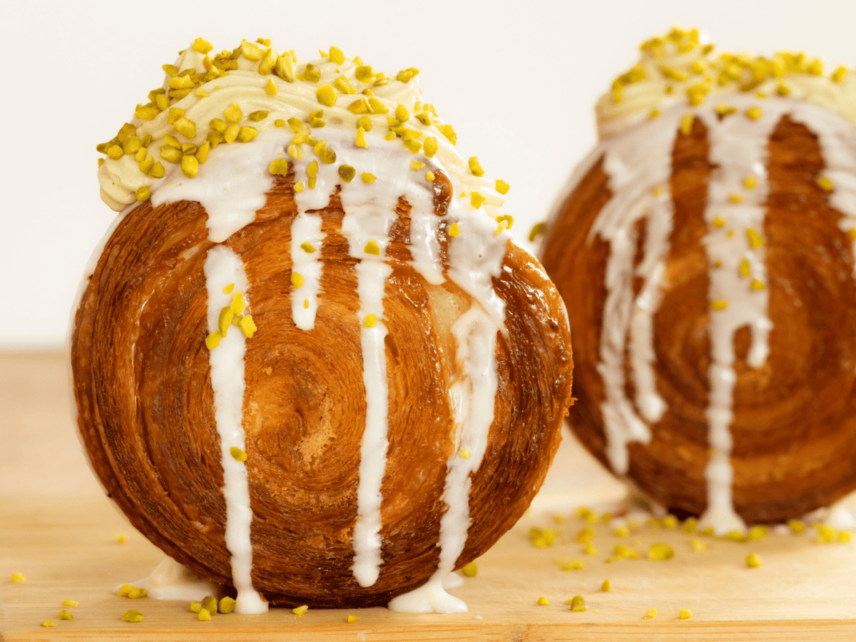 New York Rolls mit Pistazienf&uuml;llung auf einem Holzbrett.
