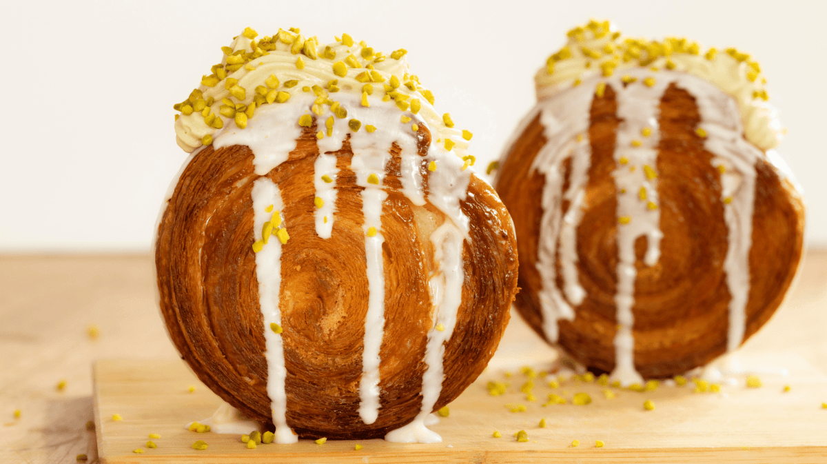 New York Rolls mit Pistazienfüllung auf einem Holzbrett.